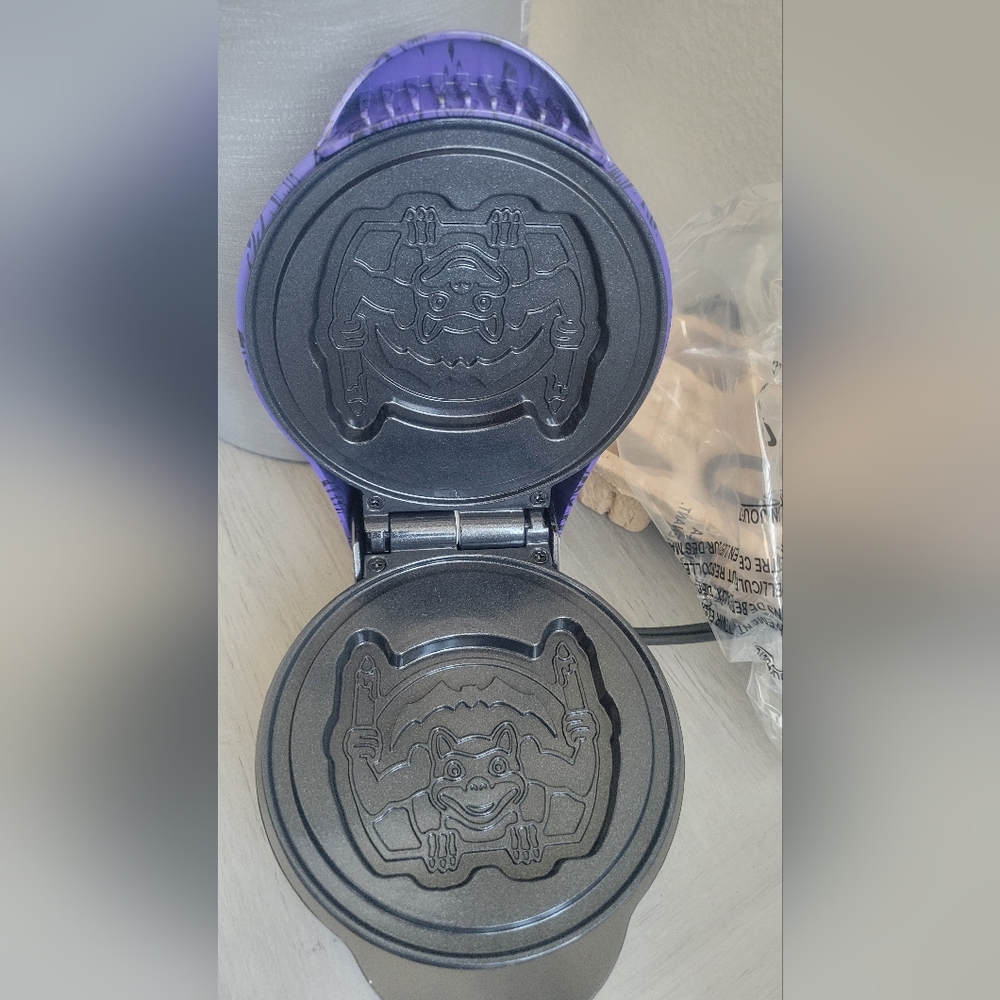 Disney Haunted Mansion Waffle Maker - Black and Purple New in Box - Picture 5 of 5